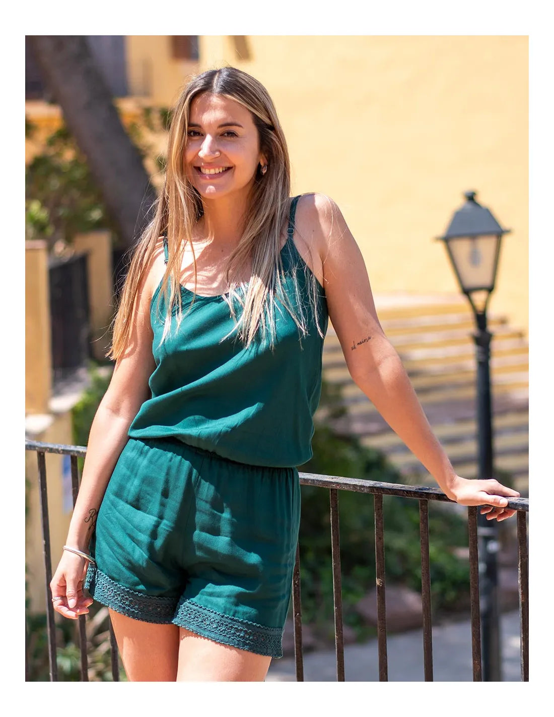 Tuta corta verde in rayon verde con cinturini ed elastico in vita
